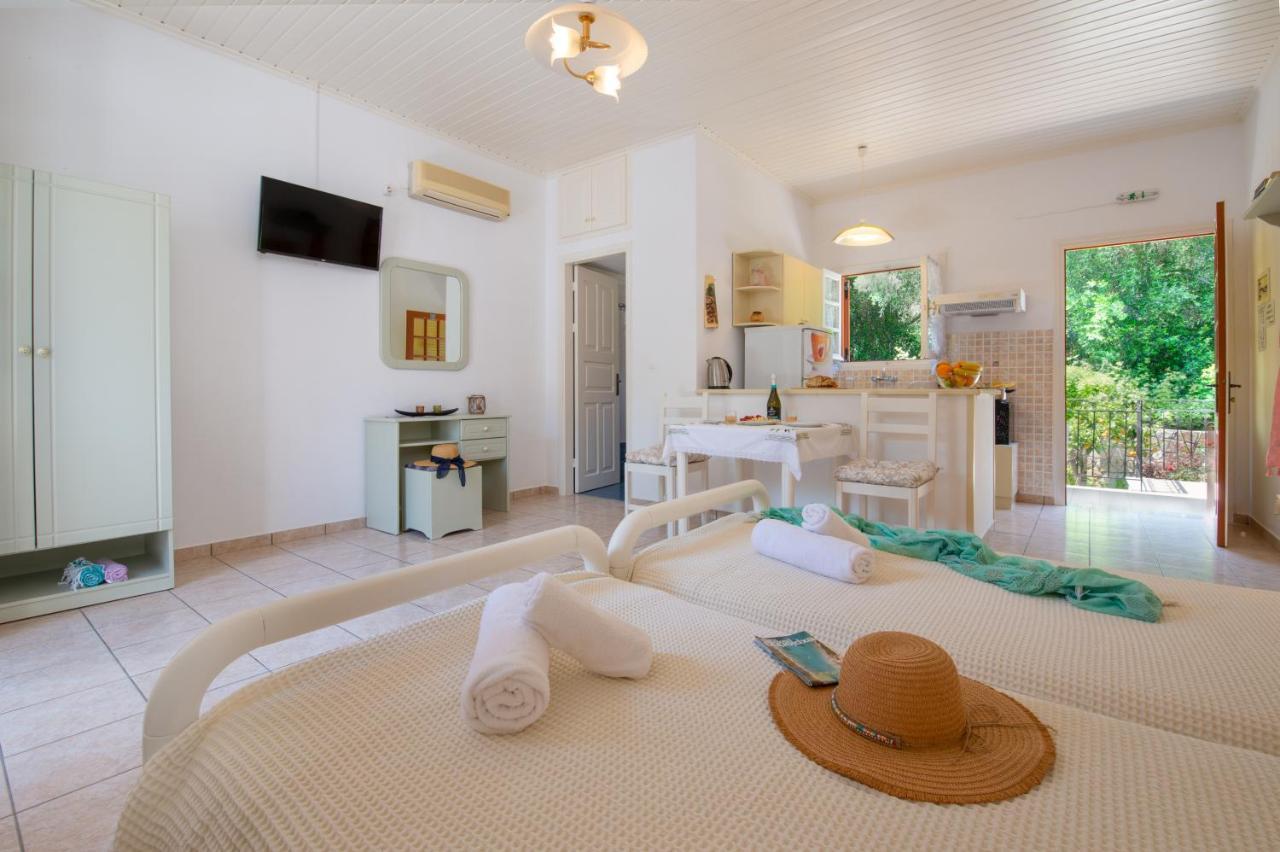 Livadi Studios With Pool ลักกา ภายนอก รูปภาพ